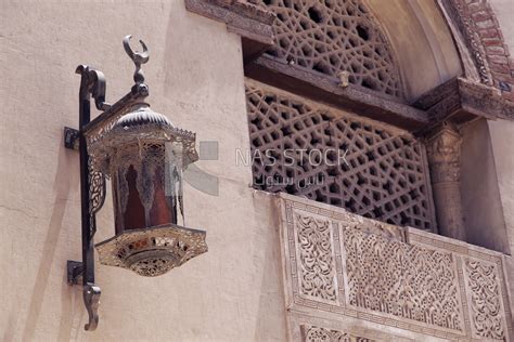 “The Mosque Lamp of Sultan Muhammad ibn-Tughluq” - Renowned Mughal Architecture Embodied in Dazzling Metalwork!