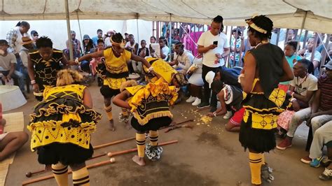  Sangoma'ın Rüyalarında Dans Eden Ruh Üzerinde Soyut Bir Bakış ve Geleneksel Sembolizm!