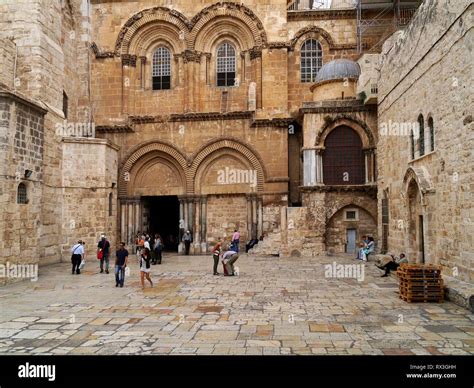  The Church of the Holy Sepulchre: Şehrin Ruhunu Yansıtan Renkli Taşlar ve Gizemli Simgeler